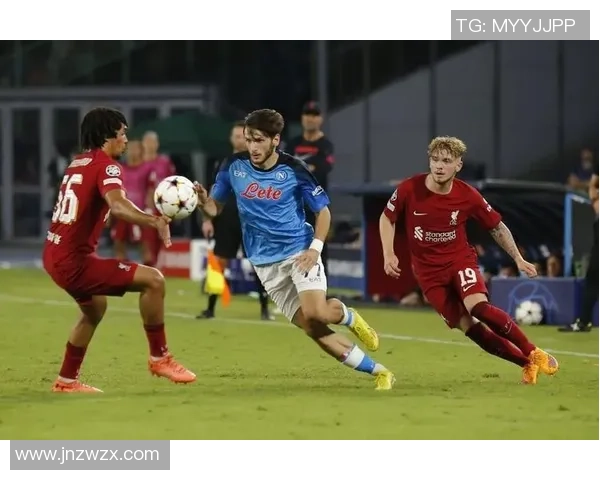 足球明星时尚风采揭秘:从球场到红毯的穿着打扮全解析 足球明星时尚风采揭秘:从球场到红毯的穿着打扮全解析