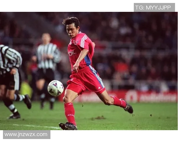 足球明星独特拿球技巧解析助你提升球技与比赛表现